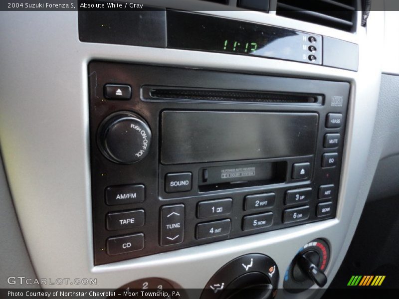 Absolute White / Gray 2004 Suzuki Forenza S