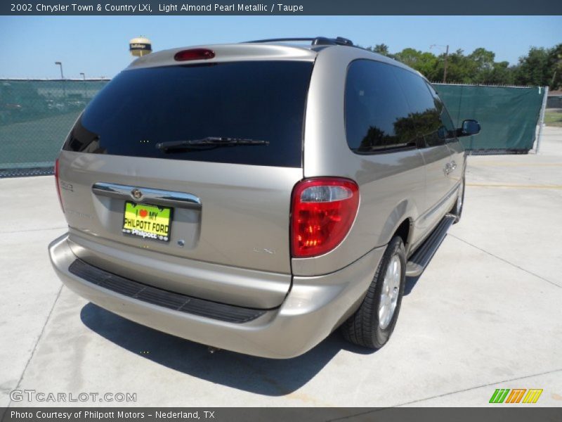 Light Almond Pearl Metallic / Taupe 2002 Chrysler Town & Country LXi