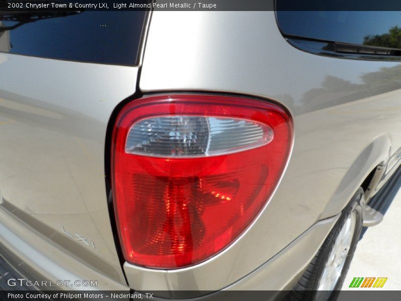 Light Almond Pearl Metallic / Taupe 2002 Chrysler Town & Country LXi