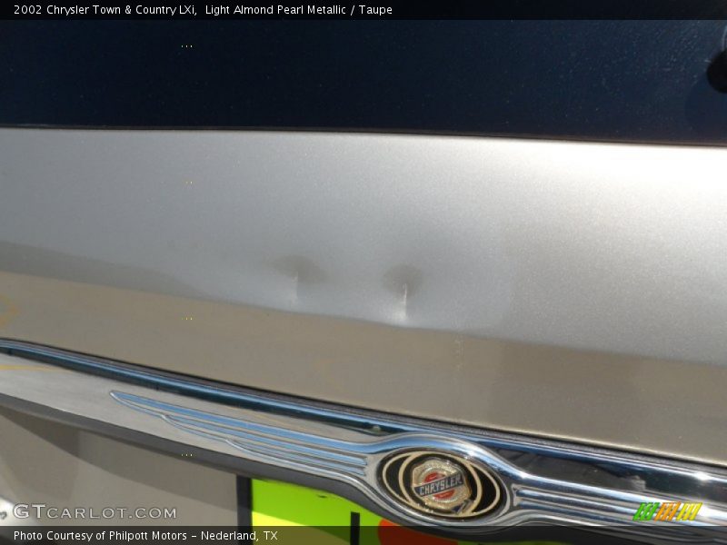 Light Almond Pearl Metallic / Taupe 2002 Chrysler Town & Country LXi