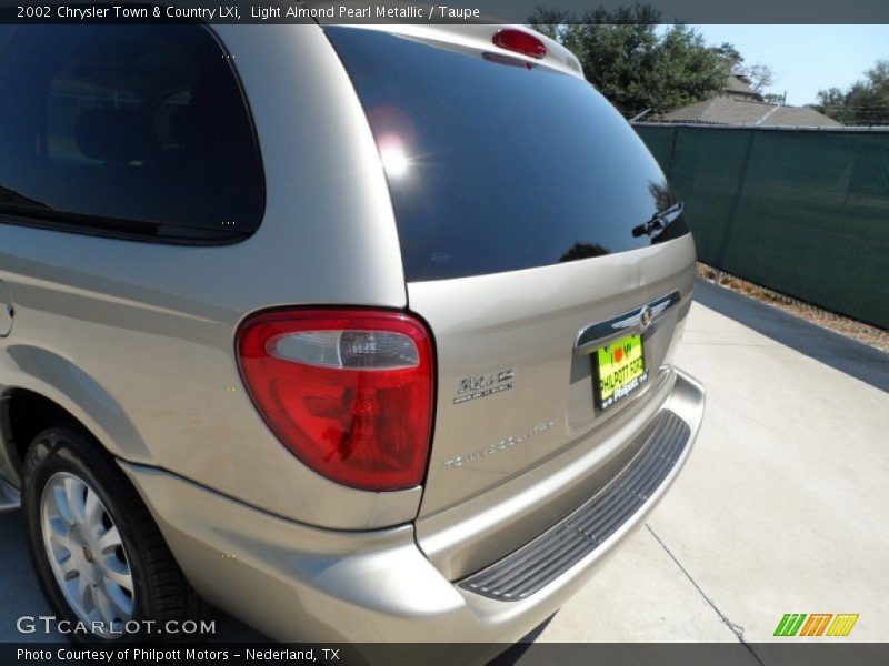 Light Almond Pearl Metallic / Taupe 2002 Chrysler Town & Country LXi