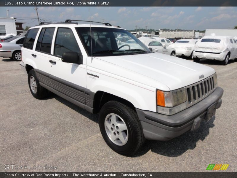 Front 3/4 View of 1995 Grand Cherokee Laredo 4x4