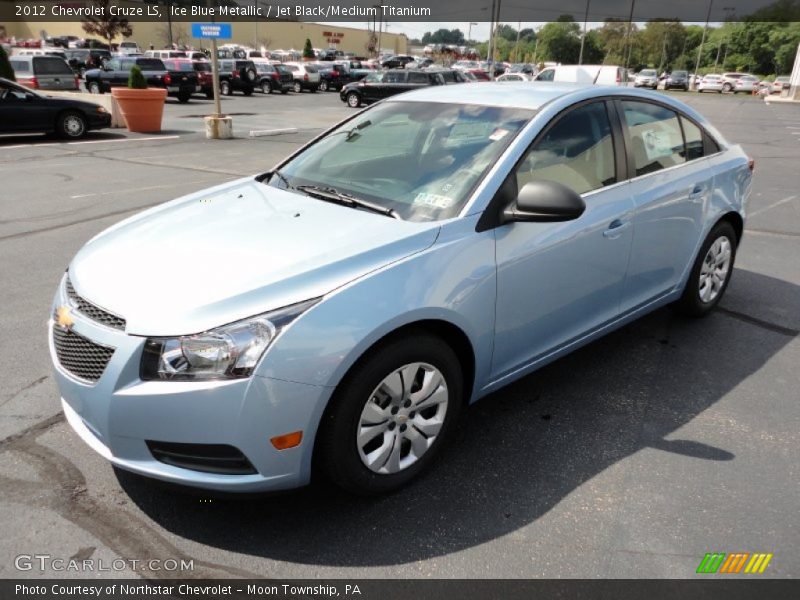 Front 3/4 View of 2012 Cruze LS