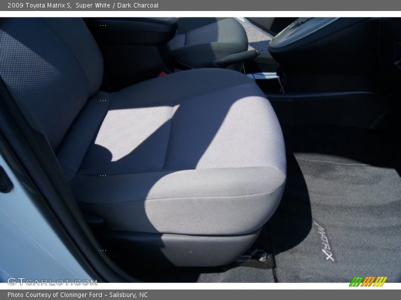 Super White / Dark Charcoal 2009 Toyota Matrix S