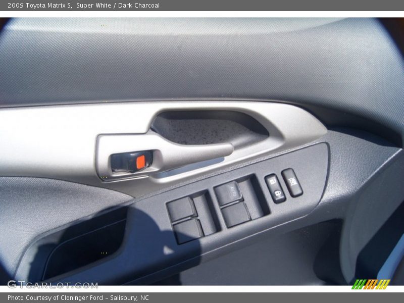 Super White / Dark Charcoal 2009 Toyota Matrix S