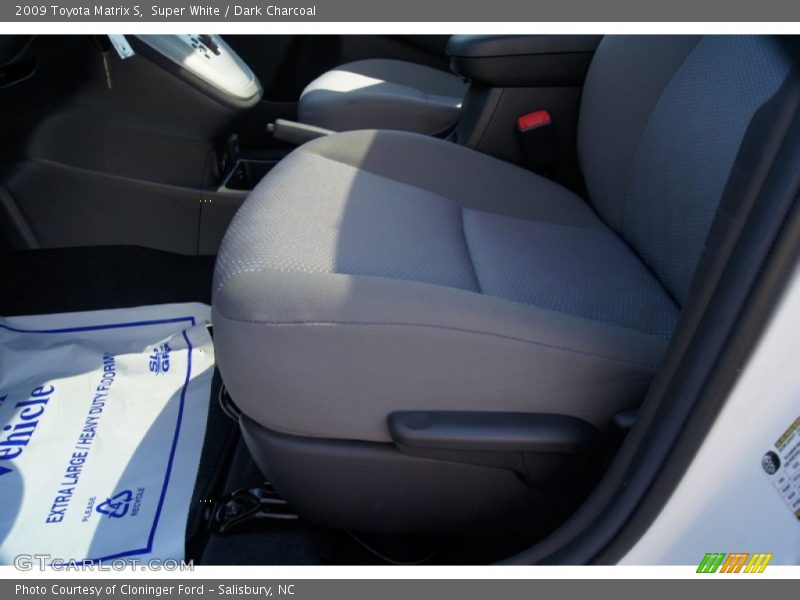 Super White / Dark Charcoal 2009 Toyota Matrix S