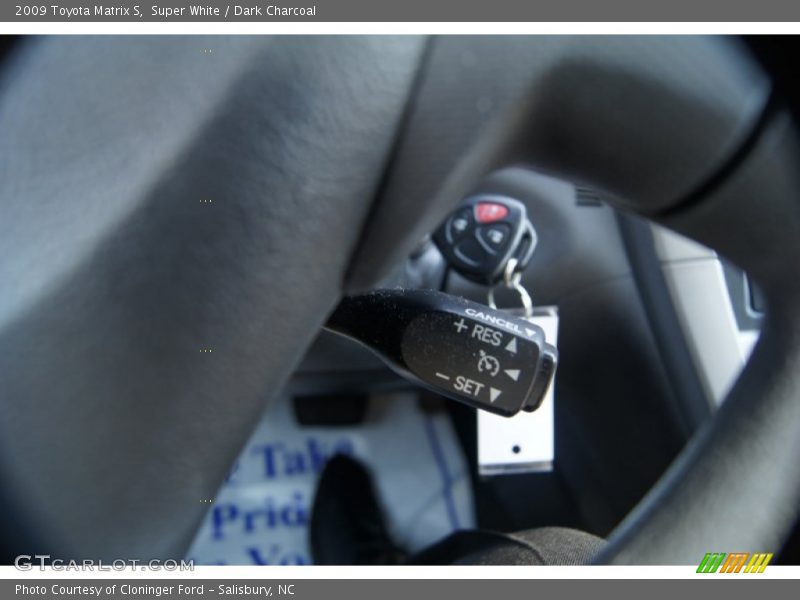 Super White / Dark Charcoal 2009 Toyota Matrix S