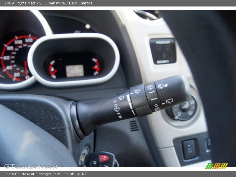 Super White / Dark Charcoal 2009 Toyota Matrix S