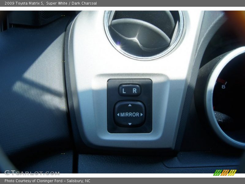 Super White / Dark Charcoal 2009 Toyota Matrix S
