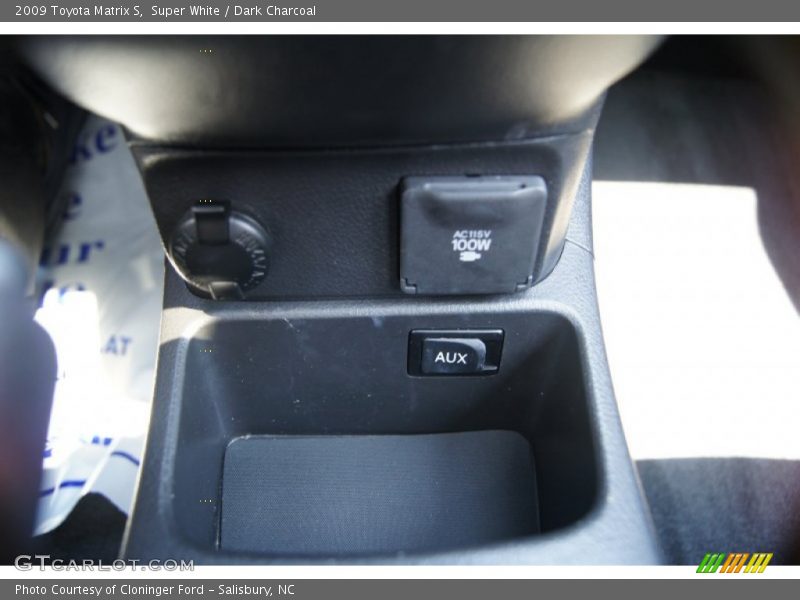 Super White / Dark Charcoal 2009 Toyota Matrix S