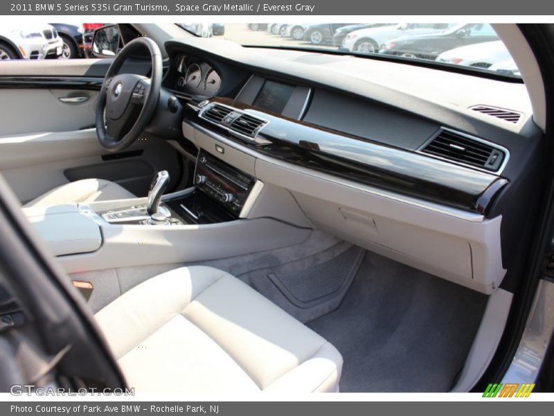 Dashboard of 2011 5 Series 535i Gran Turismo