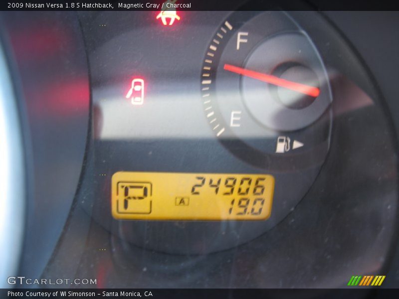 Magnetic Gray / Charcoal 2009 Nissan Versa 1.8 S Hatchback