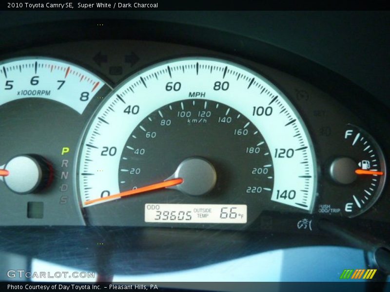 Super White / Dark Charcoal 2010 Toyota Camry SE
