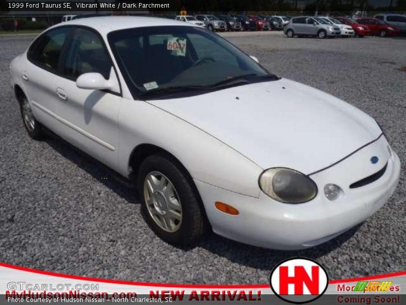 Vibrant White / Dark Parchment 1999 Ford Taurus SE