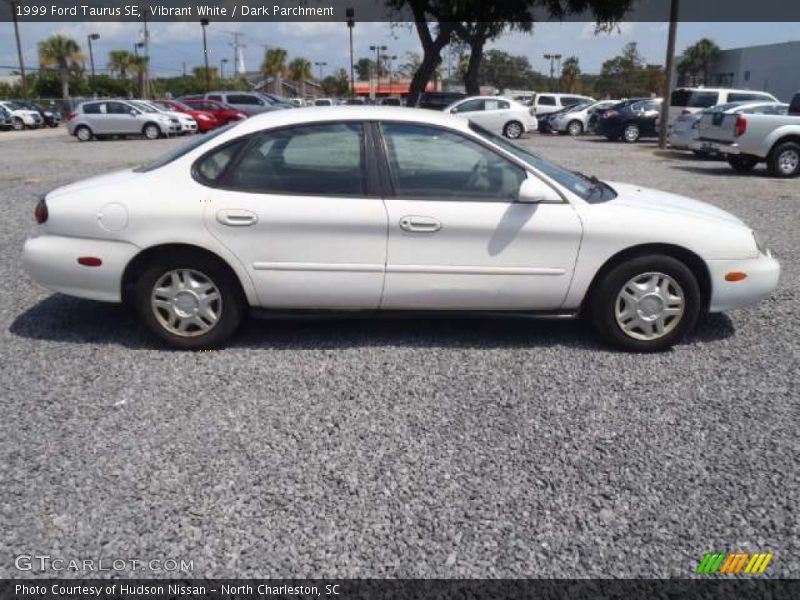 Vibrant White / Dark Parchment 1999 Ford Taurus SE