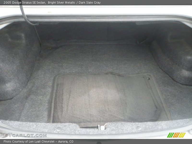  2005 Stratus SE Sedan Trunk