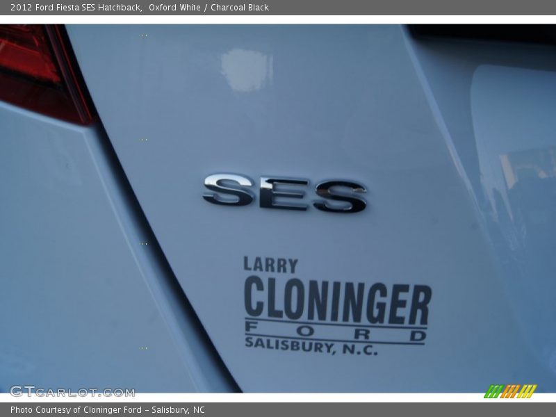 Oxford White / Charcoal Black 2012 Ford Fiesta SES Hatchback