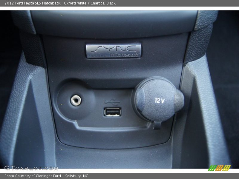 Oxford White / Charcoal Black 2012 Ford Fiesta SES Hatchback