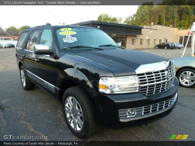 Front 3/4 View of 2011 Navigator 4x4
