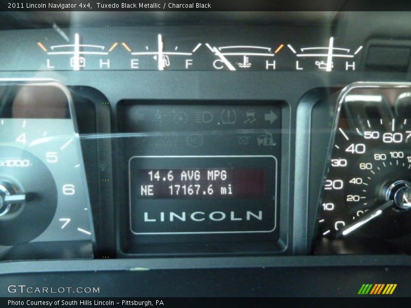 Tuxedo Black Metallic / Charcoal Black 2011 Lincoln Navigator 4x4