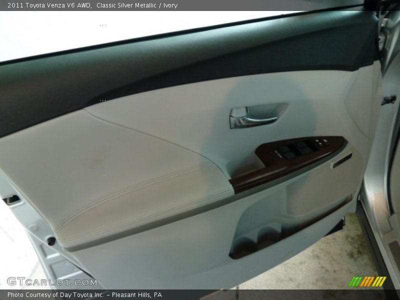 Classic Silver Metallic / Ivory 2011 Toyota Venza V6 AWD