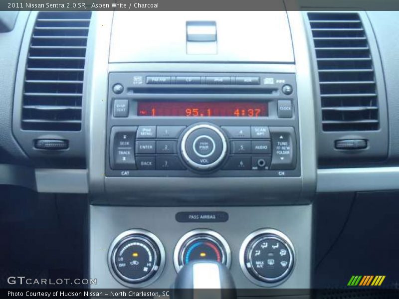 Aspen White / Charcoal 2011 Nissan Sentra 2.0 SR