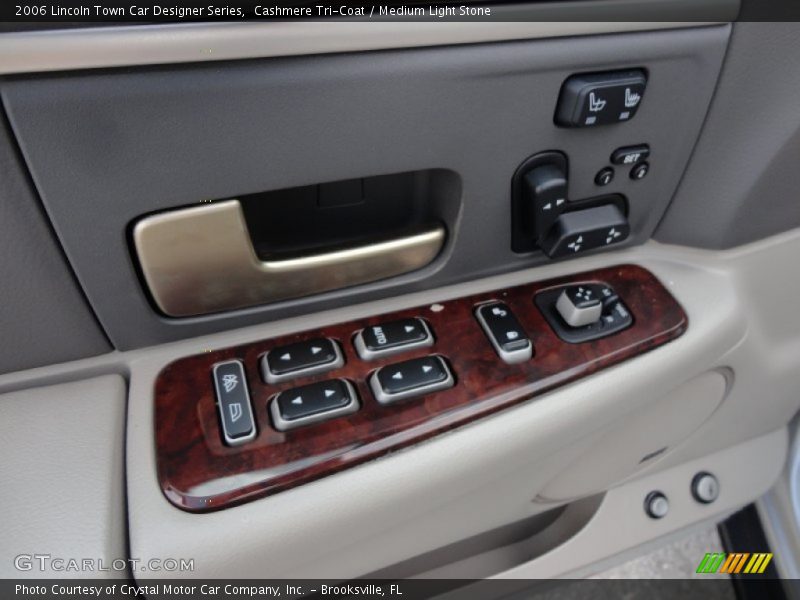 Controls of 2006 Town Car Designer Series