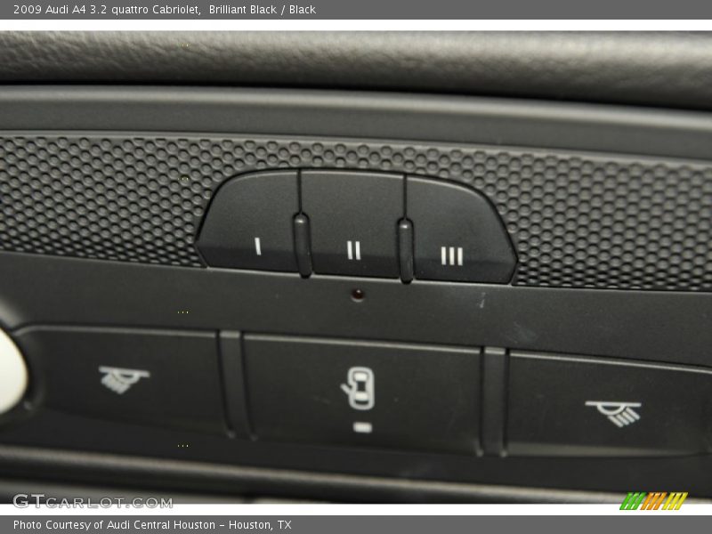 Controls of 2009 A4 3.2 quattro Cabriolet