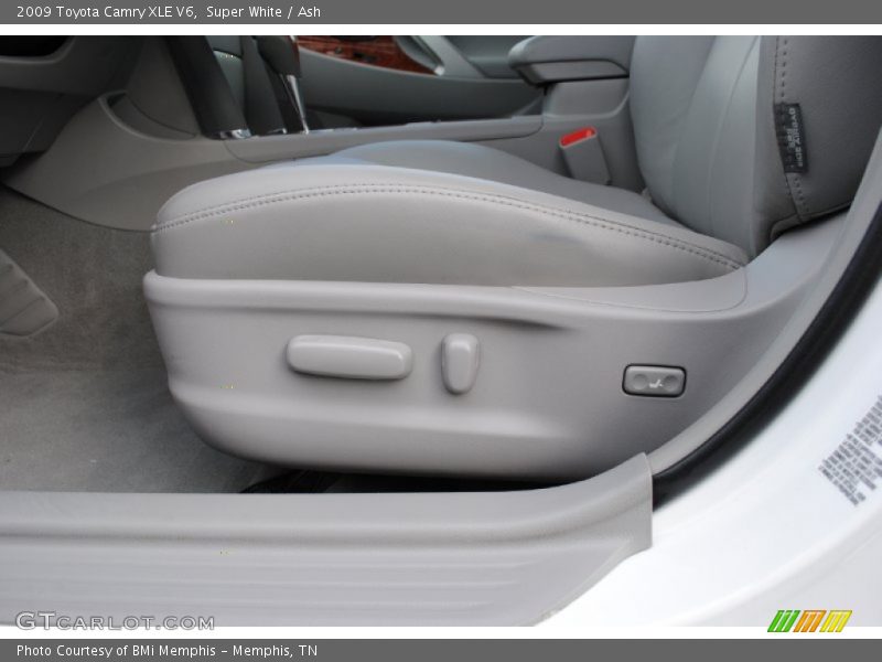 Super White / Ash 2009 Toyota Camry XLE V6