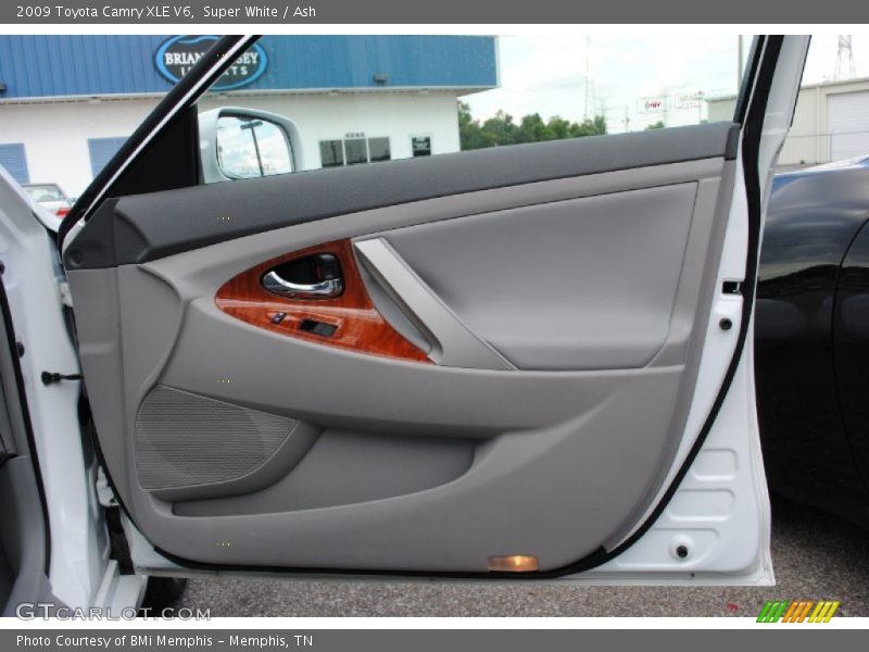 Super White / Ash 2009 Toyota Camry XLE V6