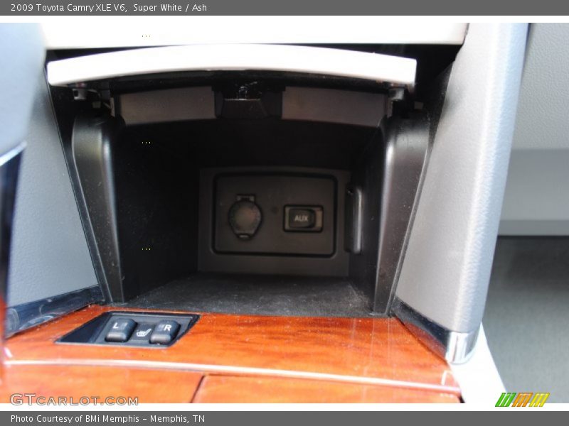 Super White / Ash 2009 Toyota Camry XLE V6