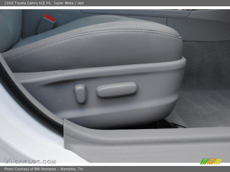 Super White / Ash 2009 Toyota Camry XLE V6