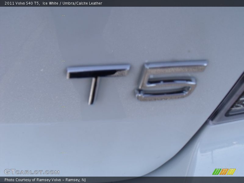Ice White / Umbra/Calcite Leather 2011 Volvo S40 T5