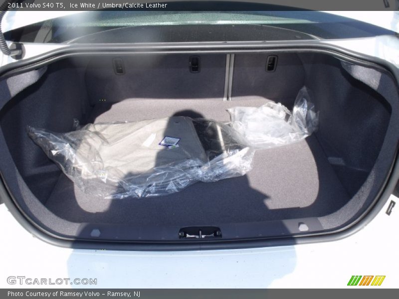 Ice White / Umbra/Calcite Leather 2011 Volvo S40 T5