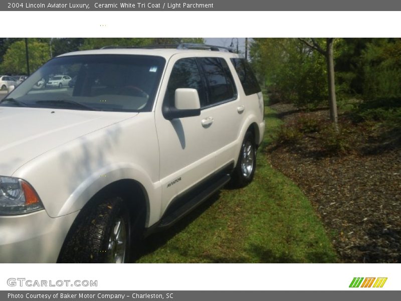 Ceramic White Tri Coat / Light Parchment 2004 Lincoln Aviator Luxury