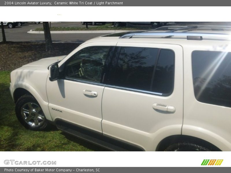 Ceramic White Tri Coat / Light Parchment 2004 Lincoln Aviator Luxury