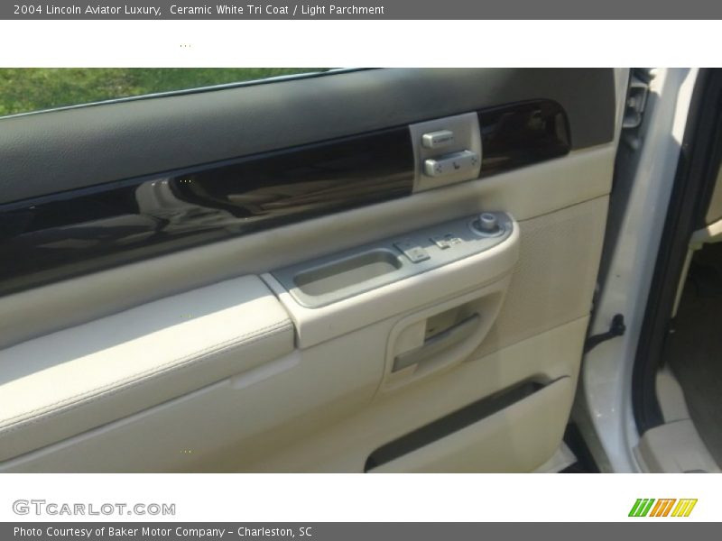 Ceramic White Tri Coat / Light Parchment 2004 Lincoln Aviator Luxury