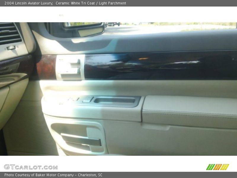 Ceramic White Tri Coat / Light Parchment 2004 Lincoln Aviator Luxury