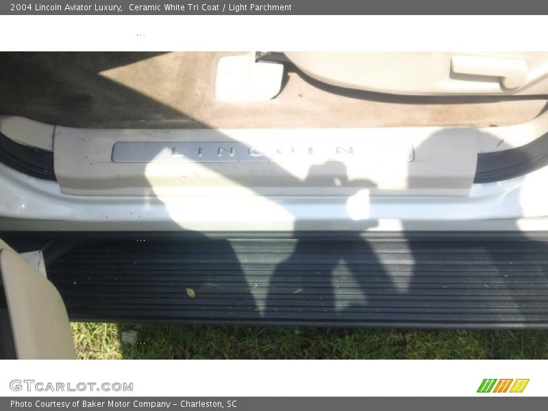 Ceramic White Tri Coat / Light Parchment 2004 Lincoln Aviator Luxury