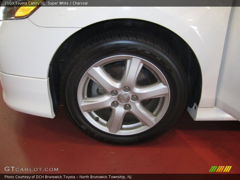 Super White / Charcoal 2009 Toyota Camry SE