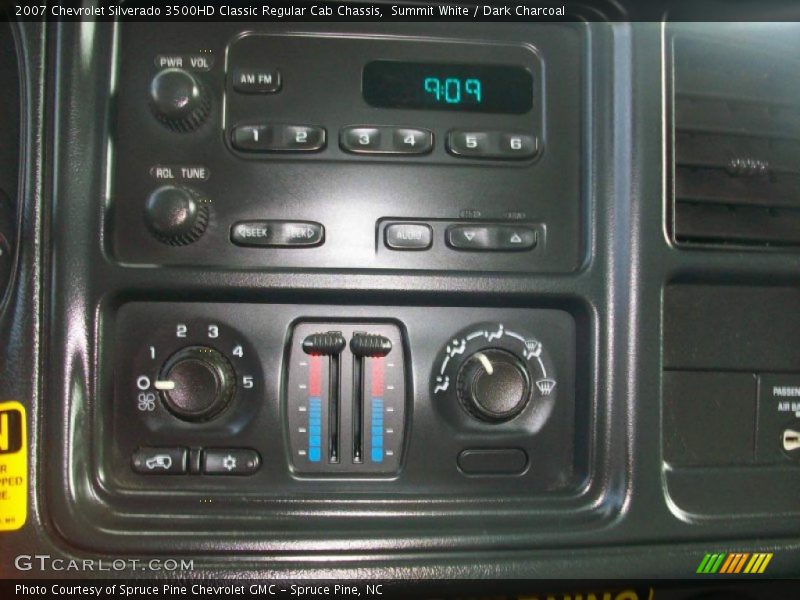 Controls of 2007 Silverado 3500HD Classic Regular Cab Chassis