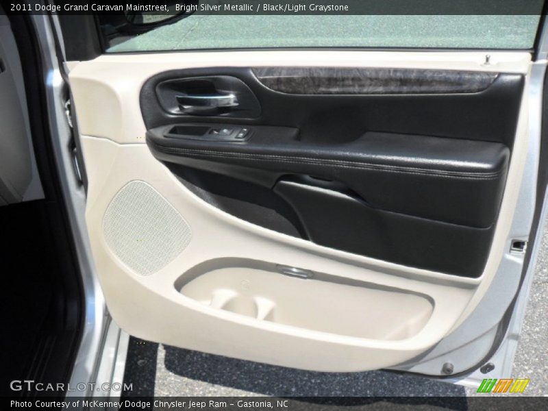 Bright Silver Metallic / Black/Light Graystone 2011 Dodge Grand Caravan Mainstreet