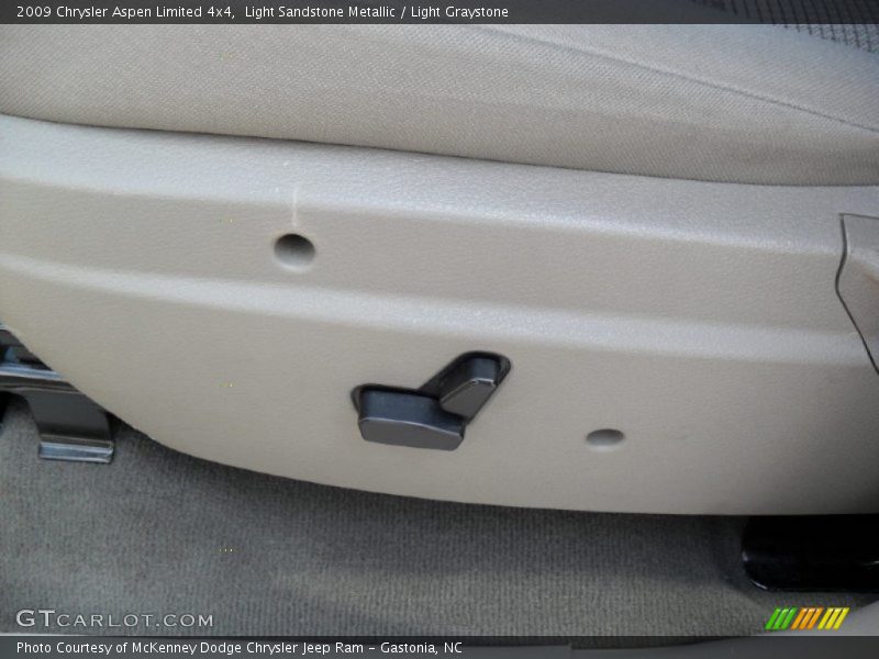 Light Sandstone Metallic / Light Graystone 2009 Chrysler Aspen Limited 4x4