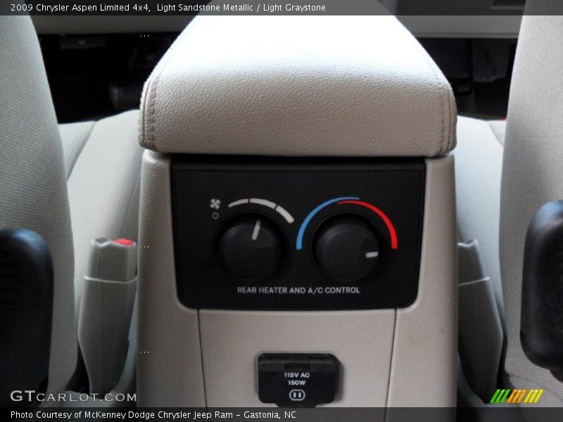 Light Sandstone Metallic / Light Graystone 2009 Chrysler Aspen Limited 4x4