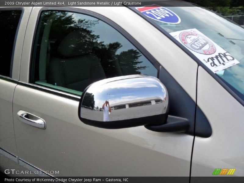 Light Sandstone Metallic / Light Graystone 2009 Chrysler Aspen Limited 4x4