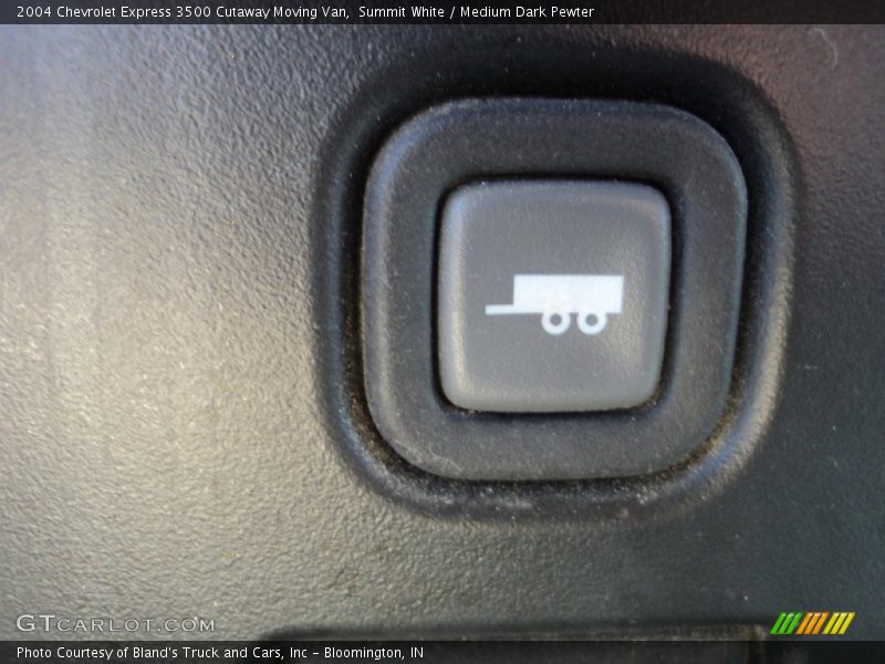Summit White / Medium Dark Pewter 2004 Chevrolet Express 3500 Cutaway Moving Van