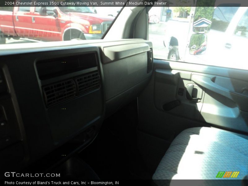 Summit White / Medium Dark Pewter 2004 Chevrolet Express 3500 Cutaway Moving Van