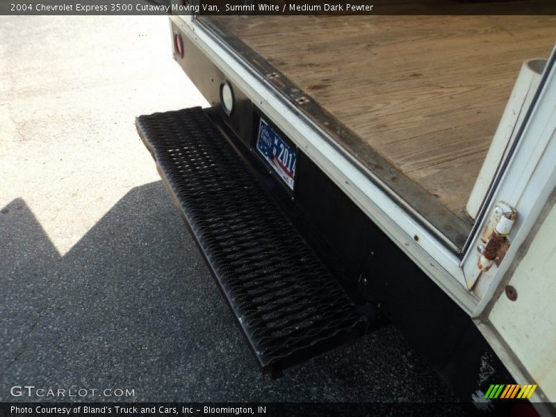 Summit White / Medium Dark Pewter 2004 Chevrolet Express 3500 Cutaway Moving Van
