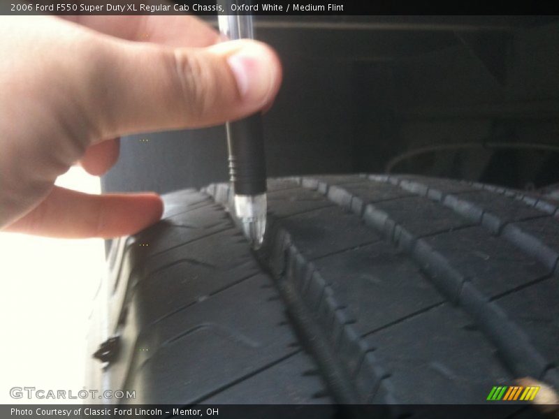Oxford White / Medium Flint 2006 Ford F550 Super Duty XL Regular Cab Chassis