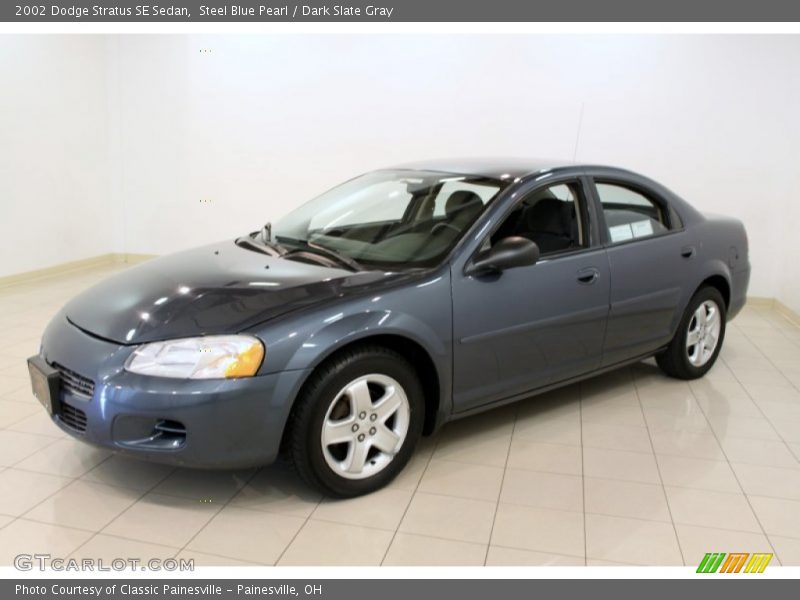 Front 3/4 View of 2002 Stratus SE Sedan